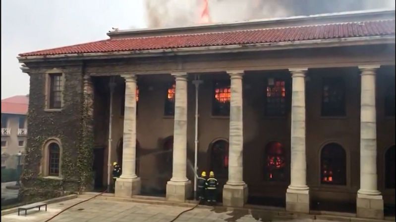 Shořelé památky, zničené sbírky. Kapské Město zachvátil požár
